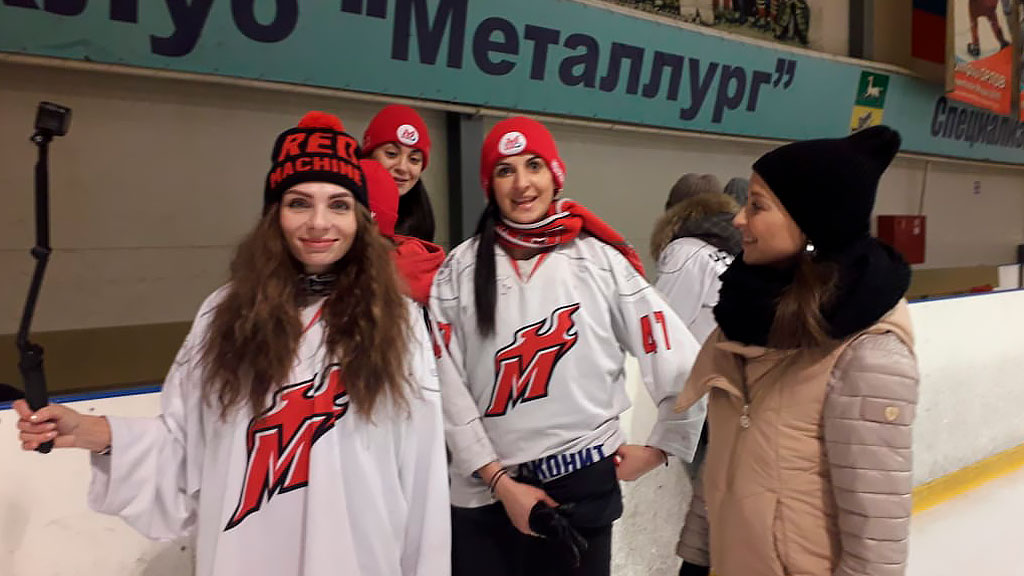 Мамы юных хоккеистов вышли на лед